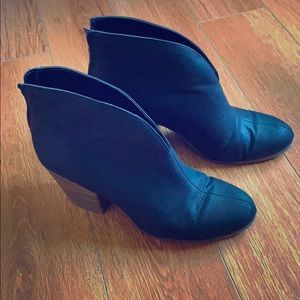 A2 aerosols women’s booties